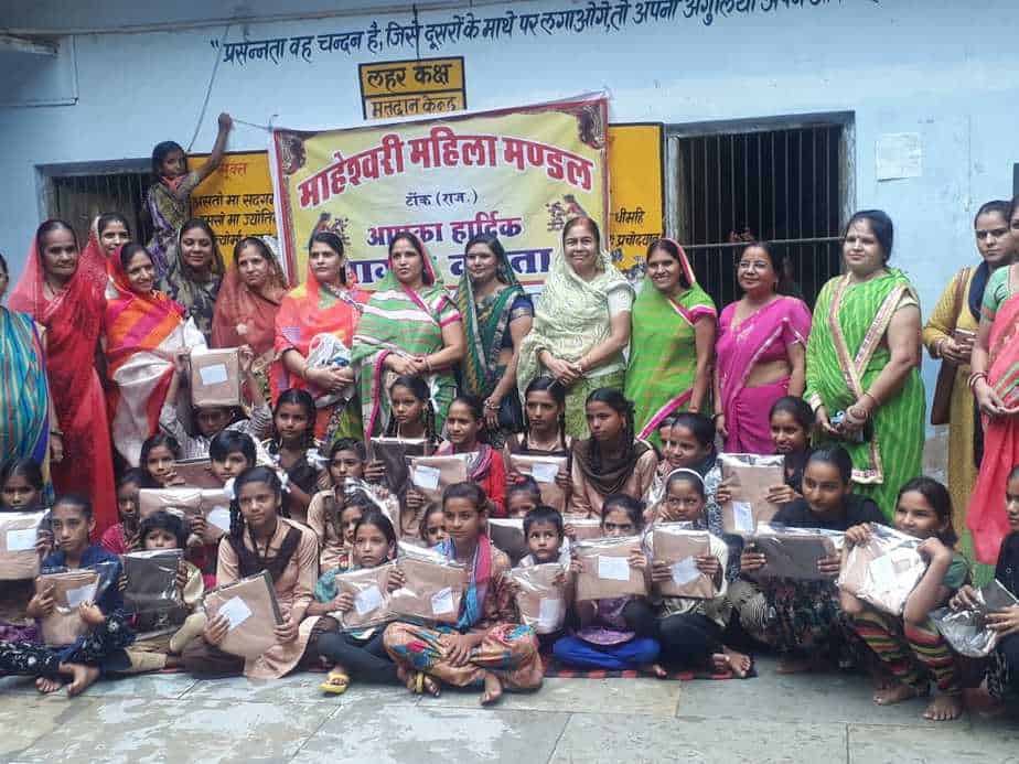 School dress distribution by Maheshwari Mahila Mandal city tonk