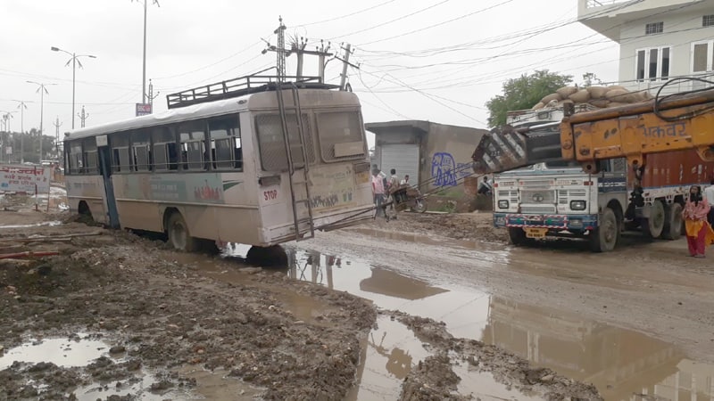 Gray Roads, broken roads, trapped roadways under the sewerage line