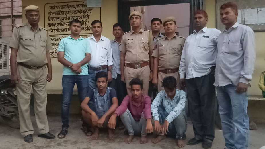 मन्दिर से मूर्तियां चोरी व नकबजनी के तीन आरोपियो को पुलिस ने पकडा