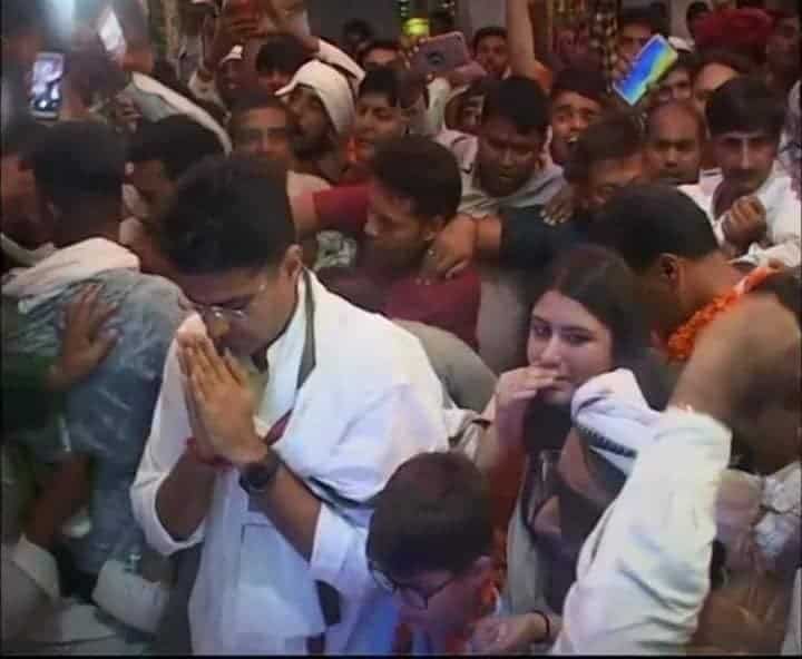 पीसीसी चीफ अपनी बहिन व बेटे सहित देवधाम में टेका मत्था