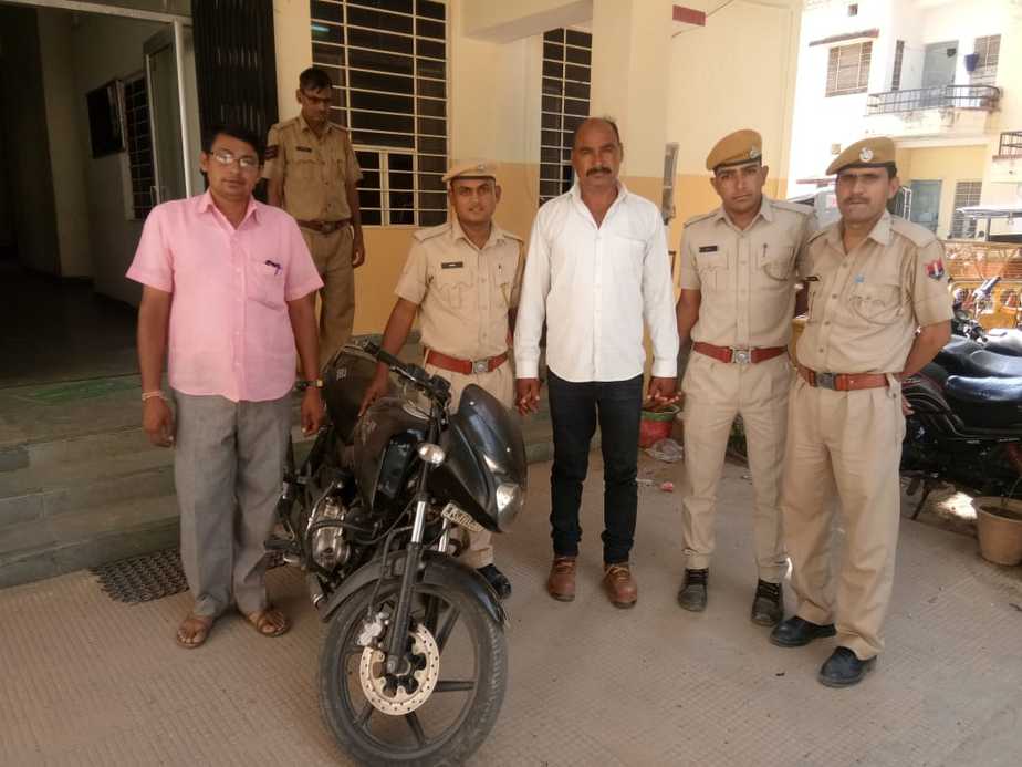 Police arrested with stolen motorcycle dainikreporters