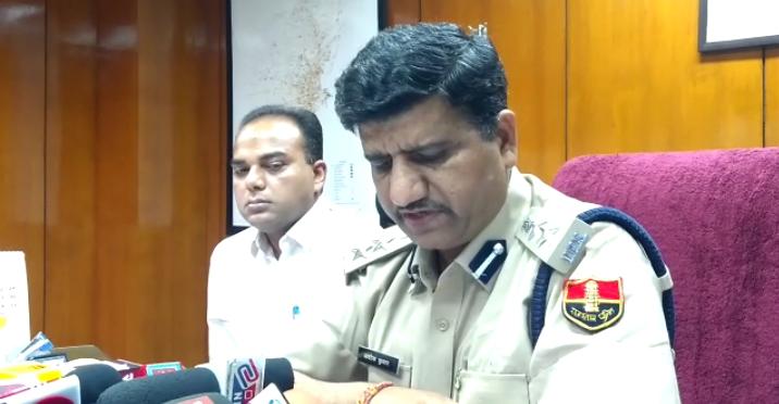 Carrying the chilli and grabbing the police dainikreporters