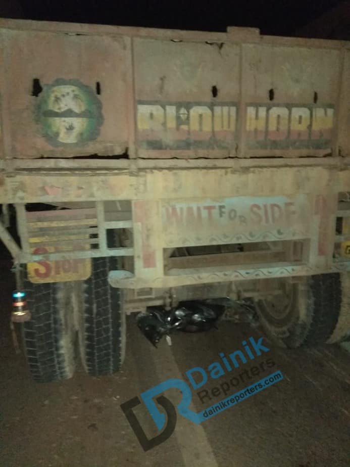 Death of biker due to smashing in a trailer truck Dainik reporters
