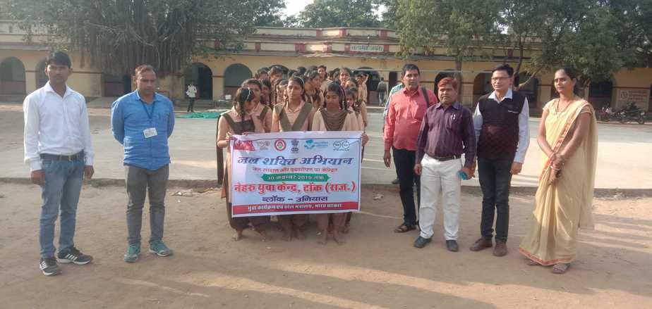 अलीगढ में विद्यार्थियों की जल संरक्षण जागरूकता रैली को प्रधान ममता रवाना करते हुए।
