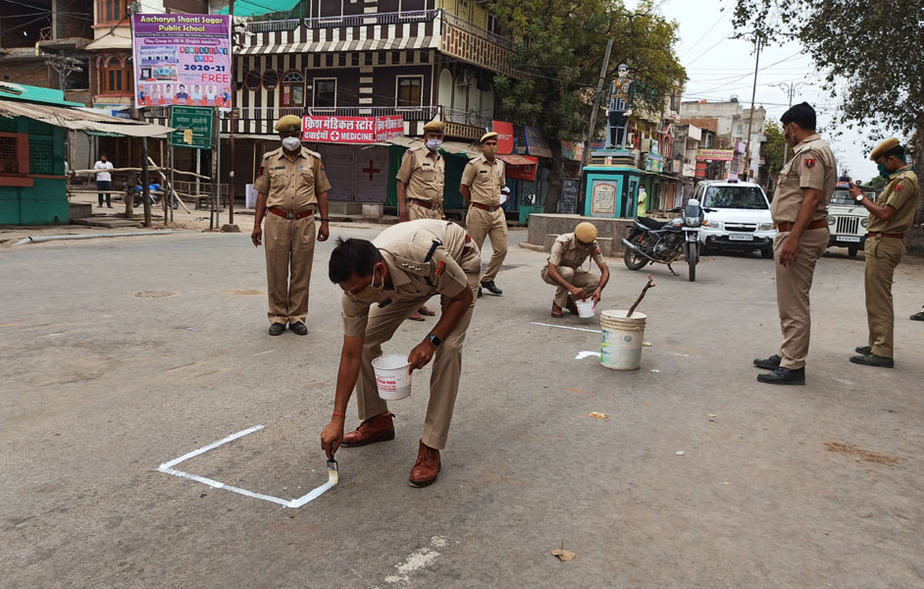 Tonk / पुलिस उपाधीक्षक सौरभ तिवारी ने कोरोना संक्रमण से लोगों को बचाने के लिए मेडिकल और किराने की दुकानों पर गोले बनाएं