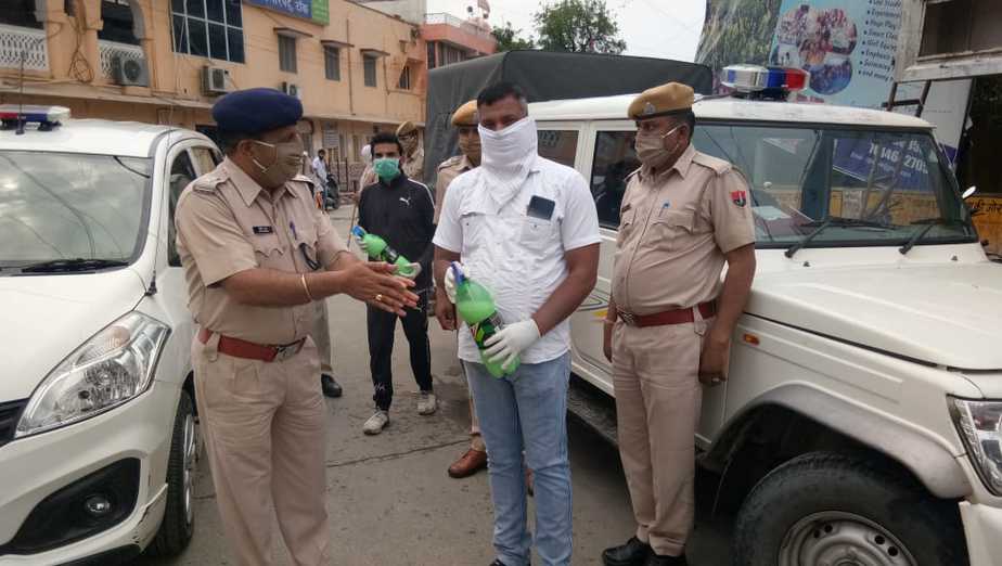 Tonk / खटीक समाज के युवाओ की पहल, पुलिसकर्मियों के हैंडवाश सहित नाश्ते का उठाया बीडा