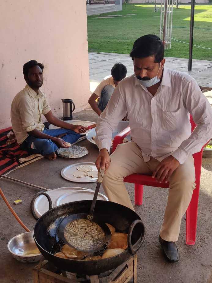 देवली : भाजपा कार्यकर्ताओं ने शुरू की जनता रसोई, जरूरतमंदों को बांटे भोजन के पैकेट