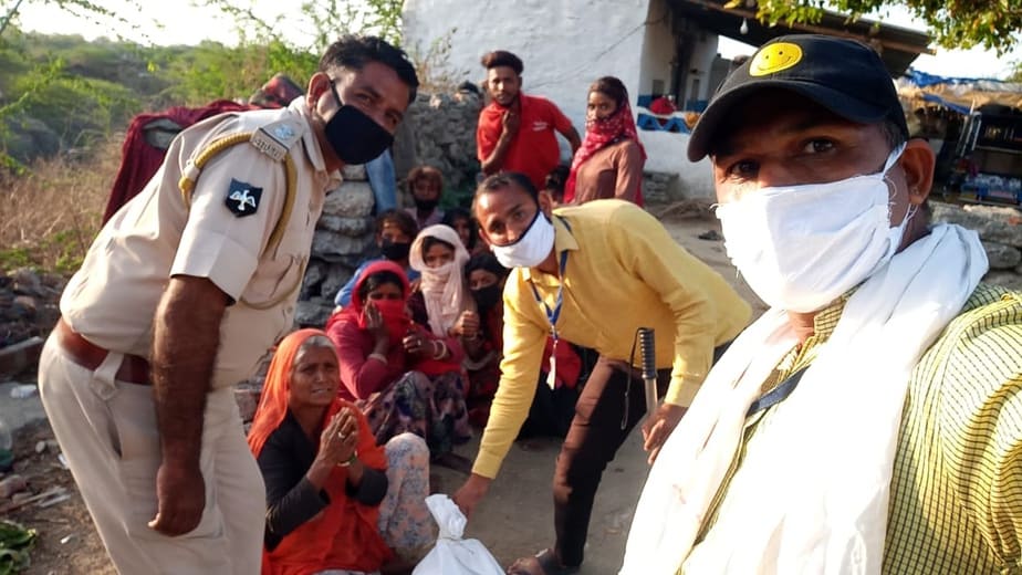 Bhilwara / यूआईटी ने बांटे ,खाद्य सामग्री के 625 पैकेट्स