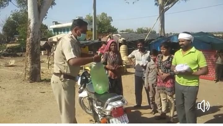 लॉकडाउन में गरीबों की मदद कर मानवीय चेहरा दिखा रही पुलिस
