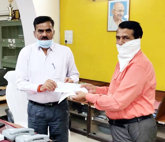 जिला कलेक्टर सहायता कोष में सेंट सोल्जर शिक्षा समिति के निदेशक बाबूलाल शर्मा ने एक लाख रुपए की सहायता राशि का चेक भेंट किया