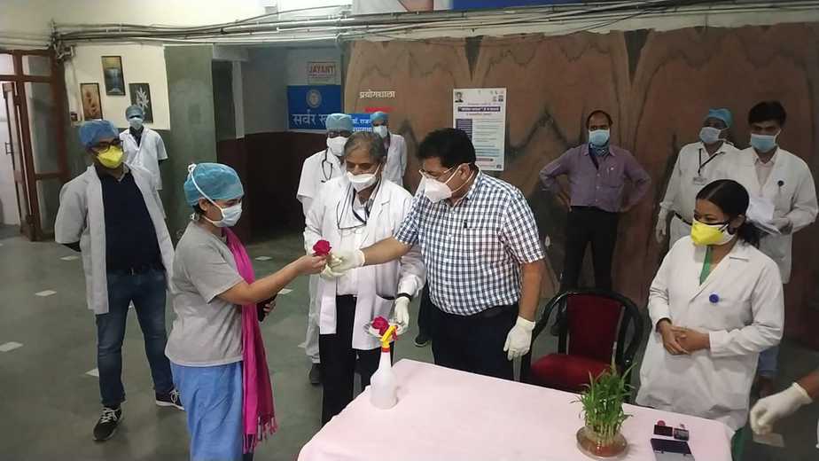 Bhilwara / कोरोना वायरस- हथेली पर मोहर लगा दो पोजिटिव रोगी को कोरोना मुक्त कर घर भेजा