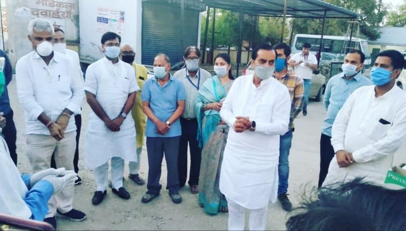 देवली : सांसद जौनापुरिया ने चिकित्सकों के पैर छूकर का जताया आभार, राशन सामग्री का वितरण किया