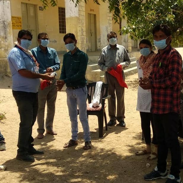 देवली : स्काउट गाइड ने सेनेटराइज, स्कार्फ व मास्क का किया वितरण