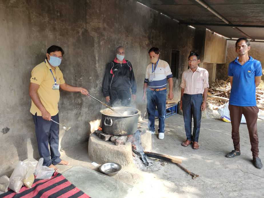 देवली : कोरोना से बचाव के बनाया काढ़ा