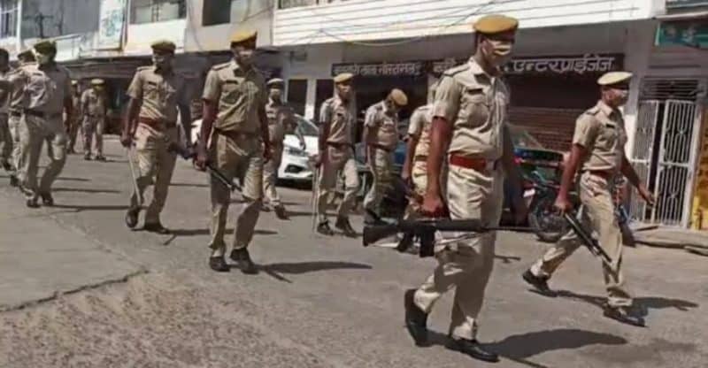 देवली : पुलिस ने निकाला फ्लेग मार्च, लोगों से की घरों में रहने की अपील