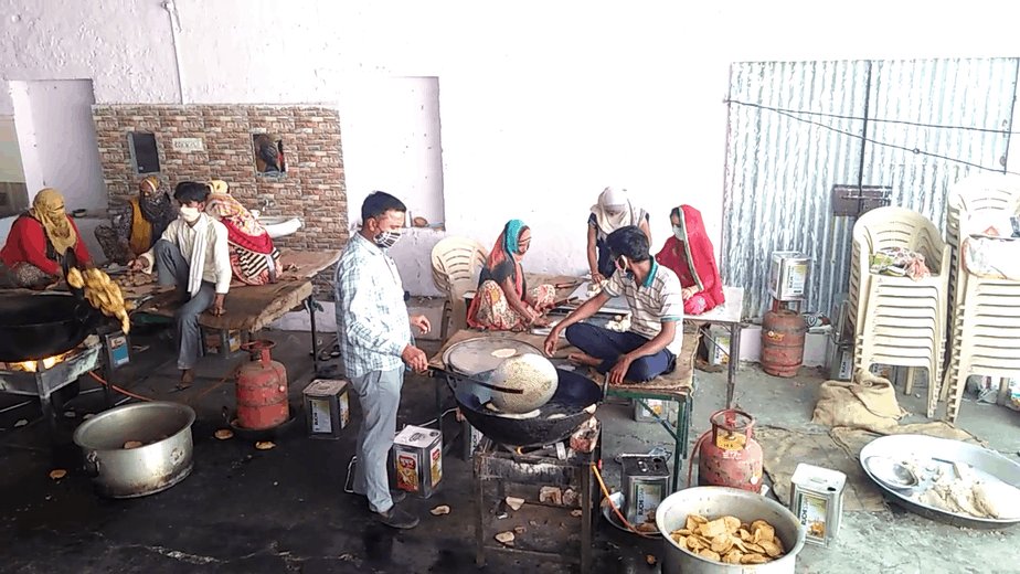 टोंक-सवाईमाधोपुर सांसद सुखबीरसिंह जौनापुरिया की रसाई में भोजन बनाते हुए हलवाई।