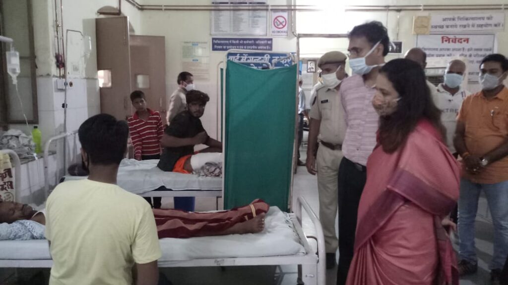 टोंक में संभागीय आयुक्त डा.आरुषी मलिक अचानक पहुुंची सआदत अस्पताल ,बीपीएल पर्ची पर मरीज से पैसे लेने व बैंडो पर गदंगी चादर बिछी होने पर जताई नाराजगी