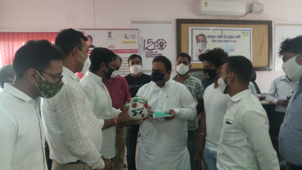भीलवाड़ा में चिकित्सा मंत्री रघु शर्मा ने फुटबाल को किक मार कर दिया कोरोना का संदेश