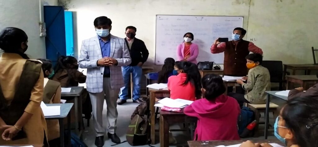 भीलवाड़ा कलेक्टर नकाते बने शिक्षक, छात्रों -छात्राओं को पढाया हुए रूबरू