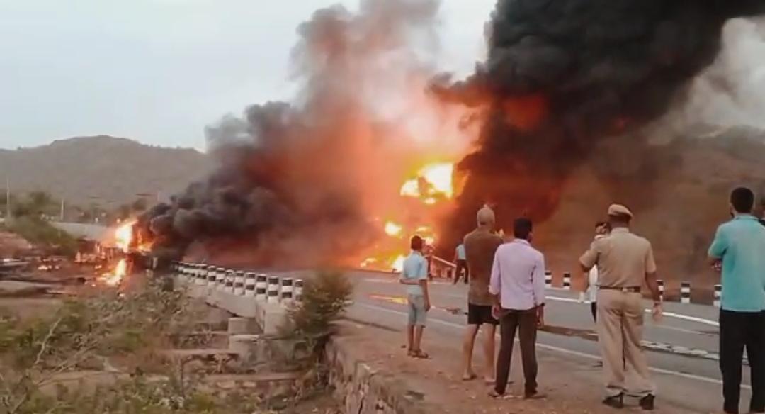 केमिकल से भरे टैंकर में लगी चालक जला जिंदा