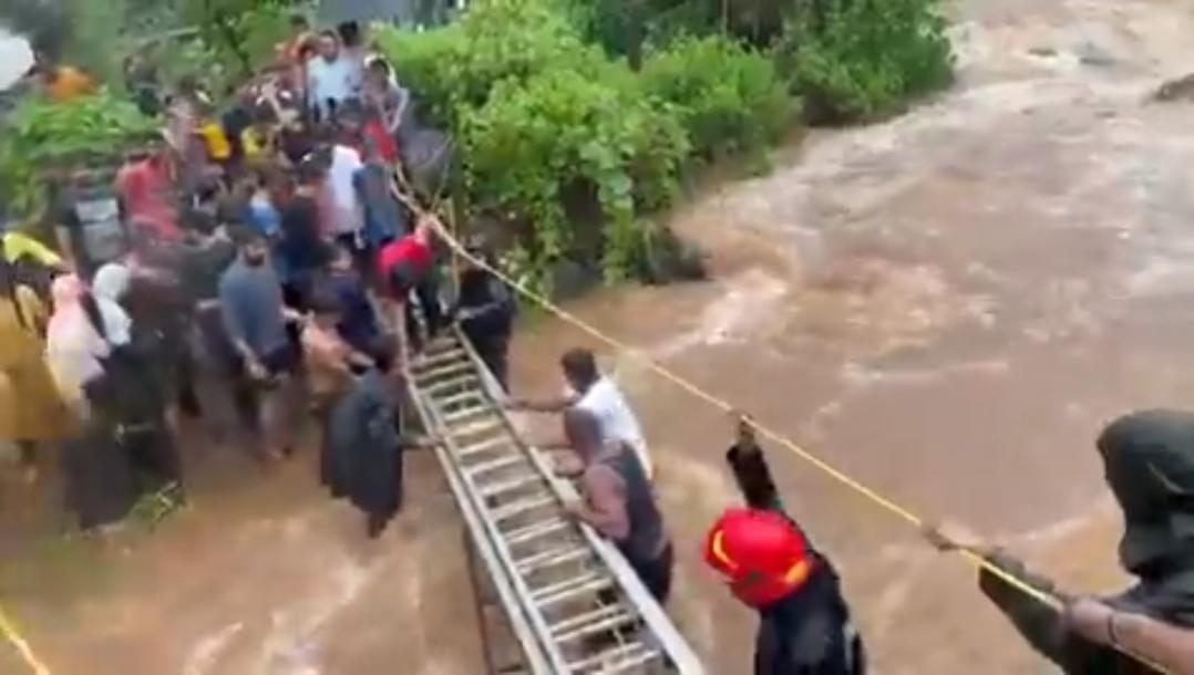 Heavy rain in Mumbai, life halted, sea rage, people stranded
