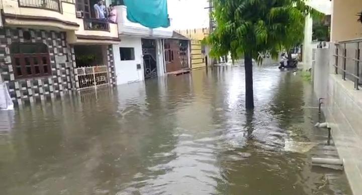भीलवाड़ा जिले में 8 घंटों से बारिश, हुरडा में 9 , बनेडा में 5 इंच बारिश,शहर की सडके बनी दरिया