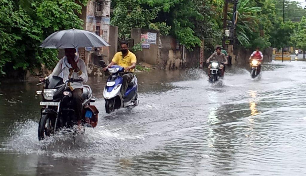 भीलवाड़ा जिले में 8 घंटों से बारिश, हुरडा में 9 , बनेडा में 5 इंच बारिश,शहर की सडके बनी दरिया