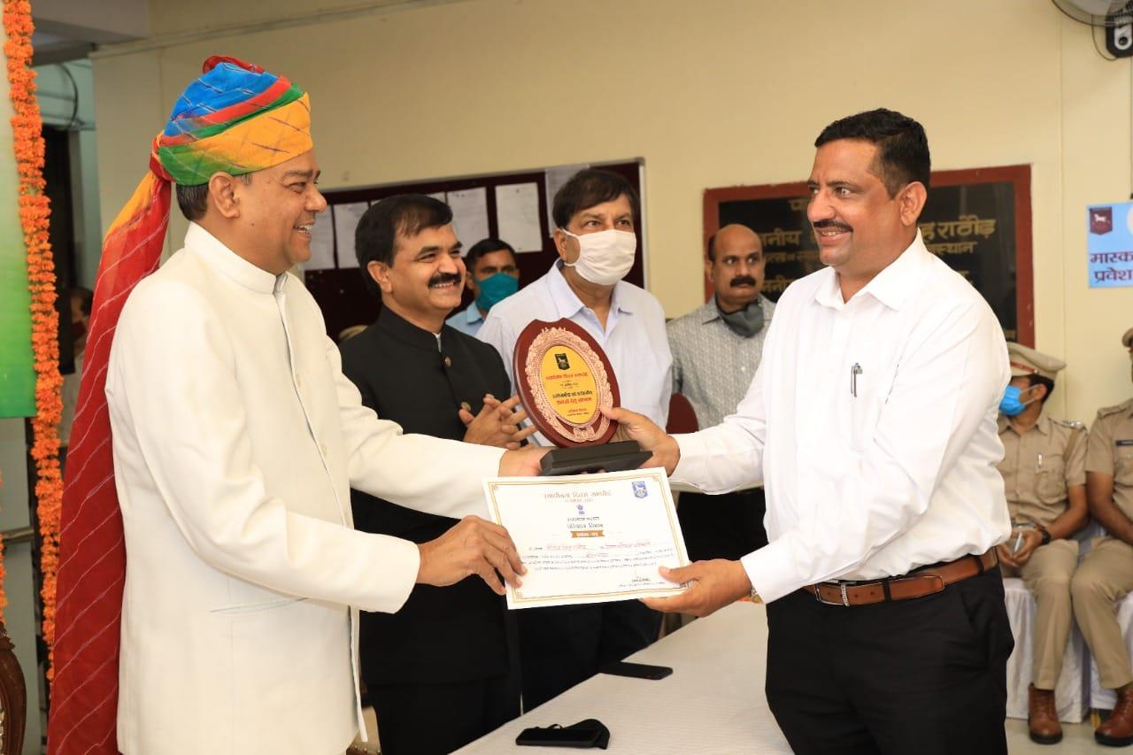 भीलवाड़ा डीटीओ डॉ. राठौड़ राज्य स्तर पर मेरिट अवार्ड से सम्मानित