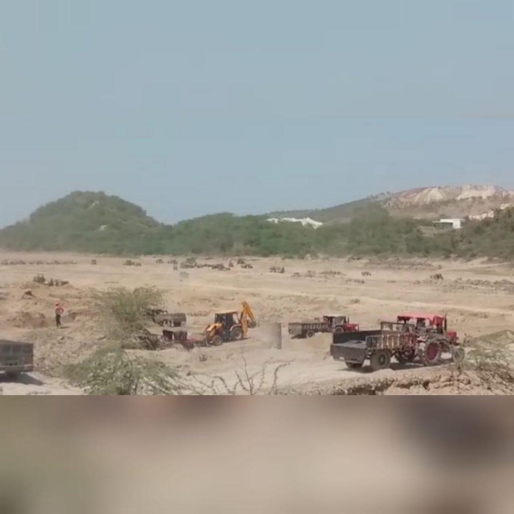 लीज से ओवरलोड निकलती बजरी, आंखें बंद कर बैठे प्रशासन के नुमाइंदे