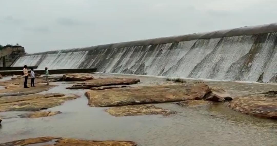 भीलवाड़ा के मांडलगढ जेतपुरा बांध ओवरफ्लो, गेट खोला पानी की आवक को लेकर प्रशासन अलर्ट ,3 गांवो को खतरा