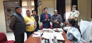मध्यांतर समाप्त करने हेतु आयुर्वेद चिकित्सकों ने मुख्यमंत्री के नाम दिया ज्ञापन