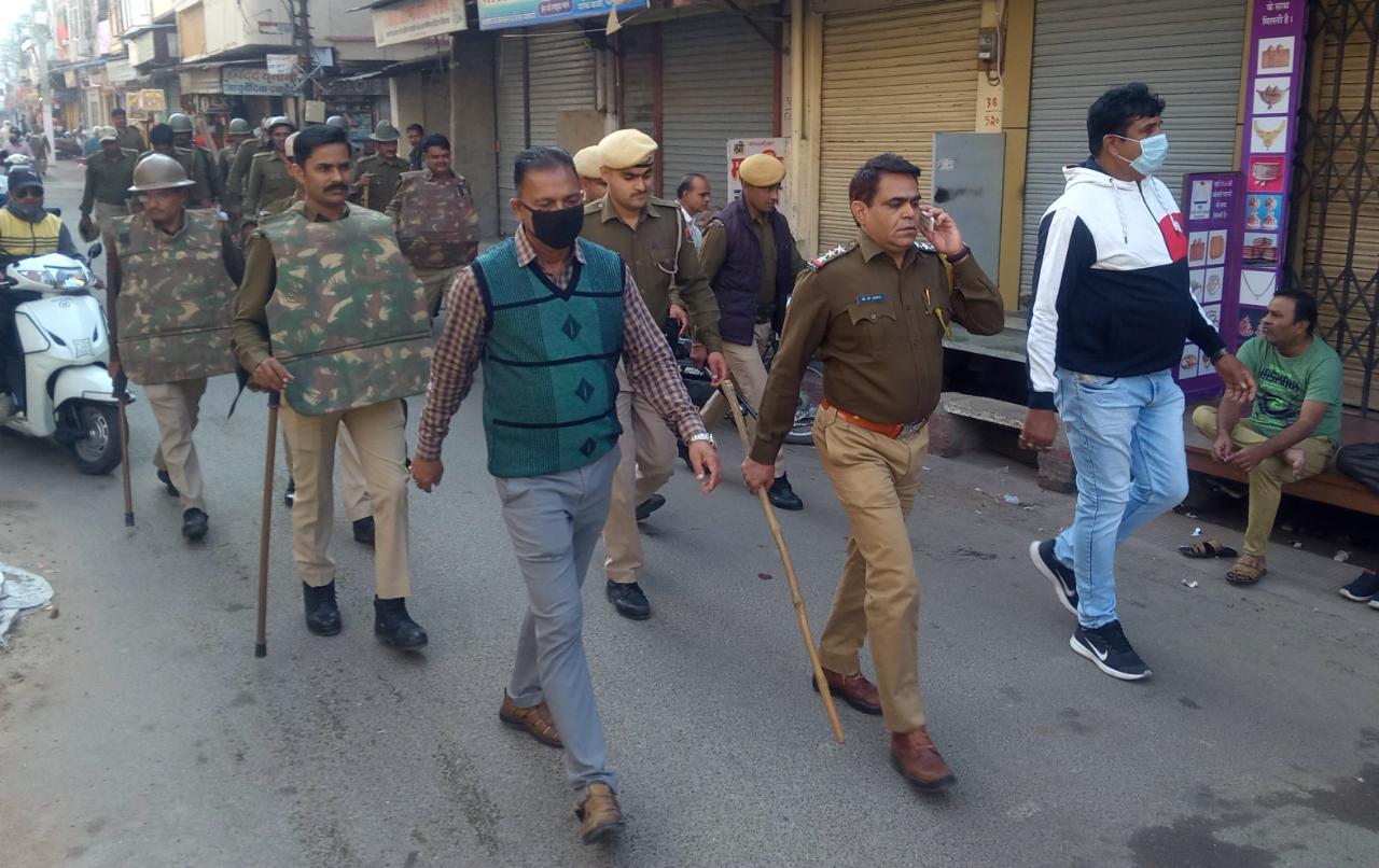 भीलवाड़ा में सगंठन की हठधर्मिता से गर्माया माहौल, पुलिस को भांजनी पडी लाठियां