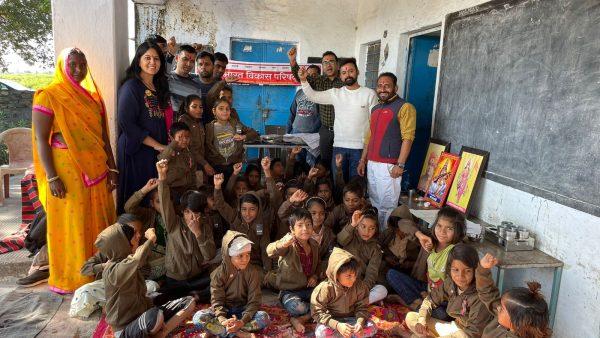 भाविप आज़ाद शाखा ने निर्धन बच्चों को दिए ऊनी वस्त्र