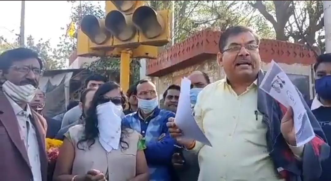 राजस्थान में शिक्षा मंत्री डॉ. कल्ला के आवास के बाहर आत्मदाह की कोशिश, हिरासत मेंAttempted self-immolation outside the residence of Education Minister Dr. Kalla in Rajasthan, detained