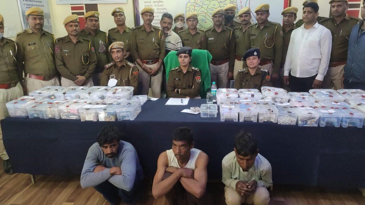 Inter-state thief gang arrested with 90 kg silver and weapons | Dainik Reporters