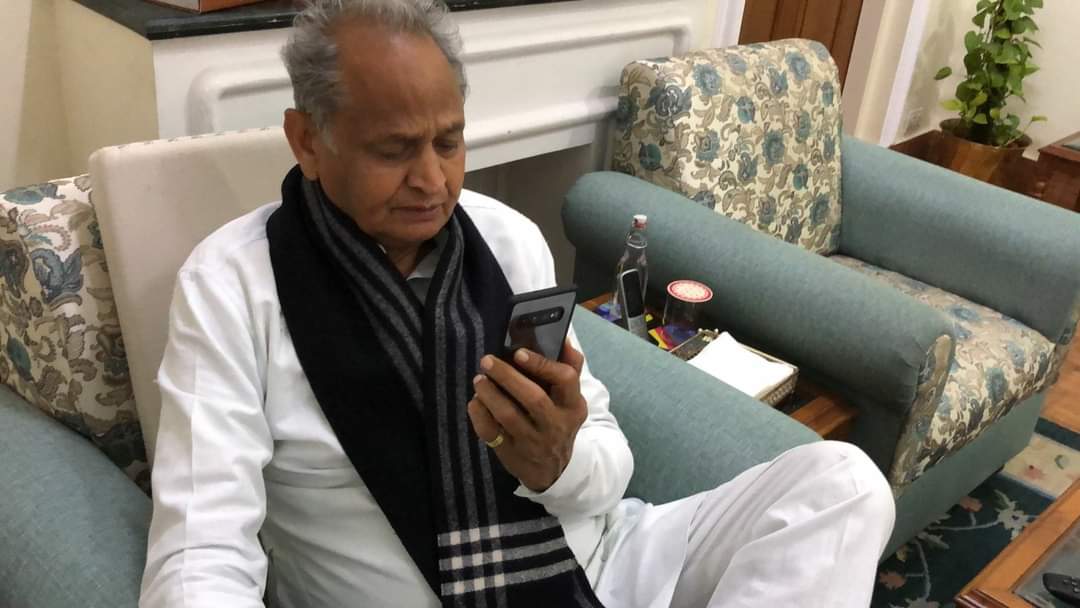 Chief Minister Ashok Gehlot talked to the students of Rajasthan State trapped in Ukraine on a video call to know the situation