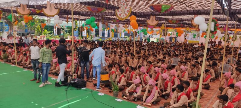 Anniversaries and prize distribution functions were organized along with Fagotsav in Rajendra Marg School