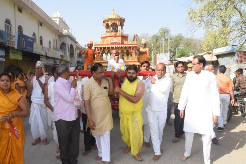 Adinath Jayanti in Tonk, Shreeji was given a city tour in a chariot.
