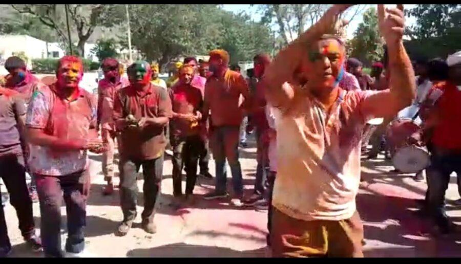 Tonk Police celebrated Holi with gaiety, policemen were seen dancing on Rajasthani songs, collector was also involved