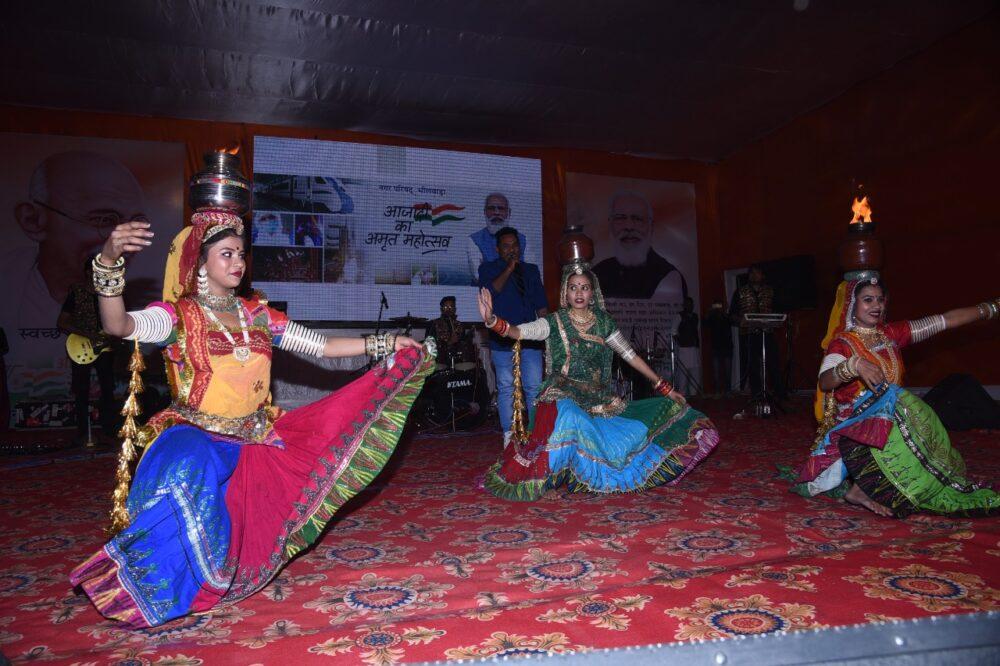 Desh bhakti songs filled with enthusiasm, Bollywood and Rajasthani songs tied the knot, the audience danced