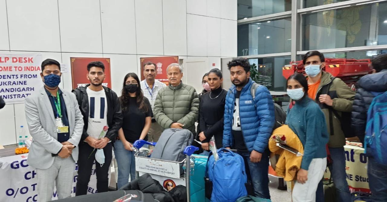 Minister Garg welcomed the students returned to India from Ukraine in Delhi Asked about the well being of two students trapped in Bharatpur in Ukraine over the phone.