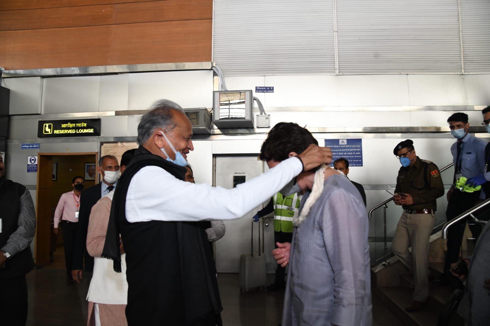 Priyanka Gandhi reached Jaipur, CM Gehlot welcomed