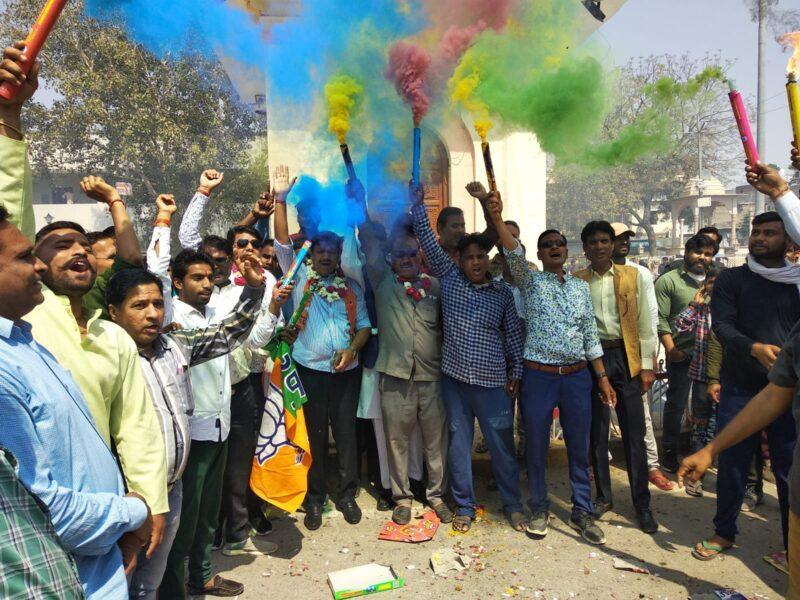 Celebrations were celebrated under the leadership of former MLA Ajit Singh Mehta in Tonk on the formation of BJP government in Uttar Pradesh.