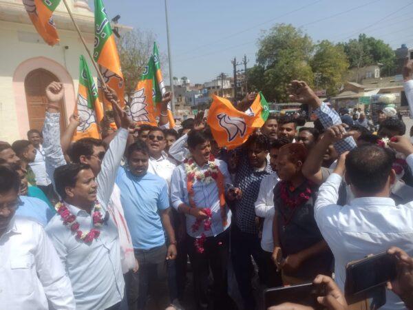 Celebrations were celebrated under the leadership of former MLA Ajit Singh Mehta in Tonk on the formation of BJP government in Uttar Pradesh.