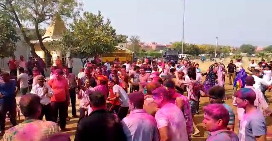 Colors blown up in Bharatpur, police played Holi fiercely, danced fiercely with IG, Collector, SP, policemen