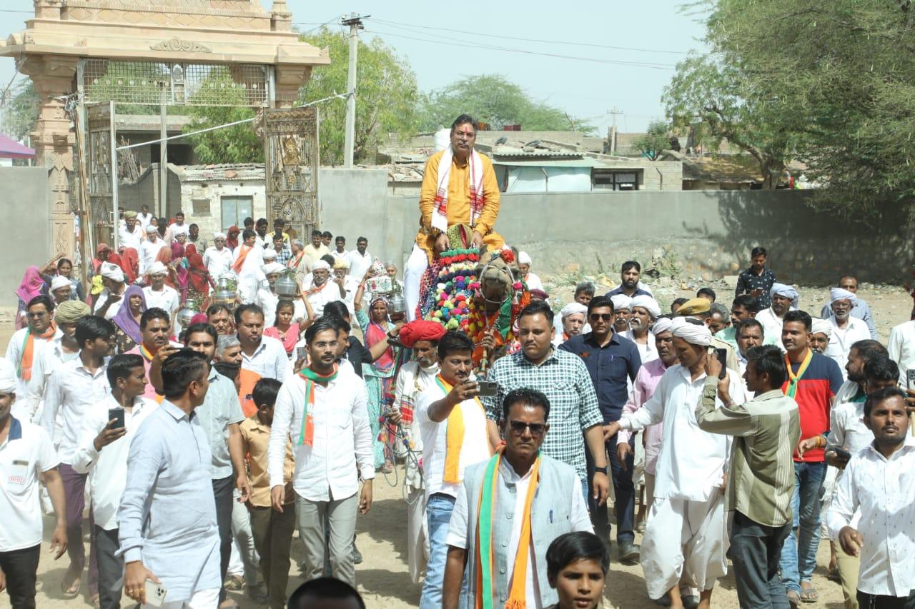 Jalore, Dr. Satish Poonia was welcomed with enthusiasm by the youth, farmers and women in a grand road show, in Bhinmal, 