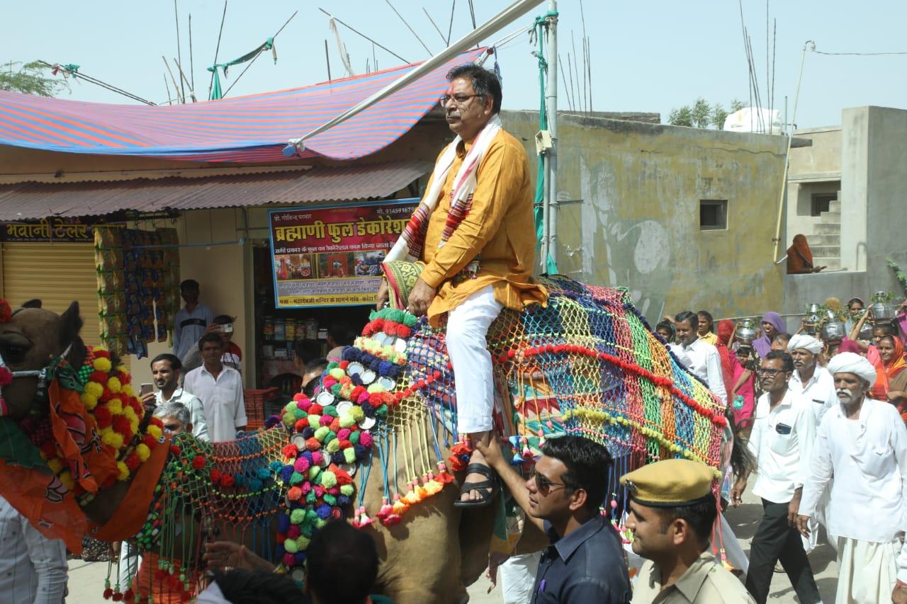 Jalore, Dr. Satish Poonia was welcomed with enthusiasm by the youth, farmers and women in a grand road show, in Bhinmal, 