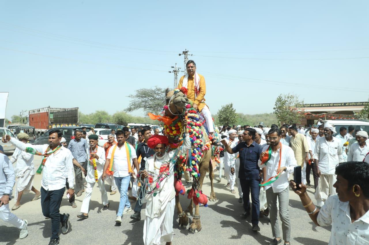 Jalore, Dr. Satish Poonia was welcomed with enthusiasm by the youth, farmers and women in a grand road show, in Bhinmal,
