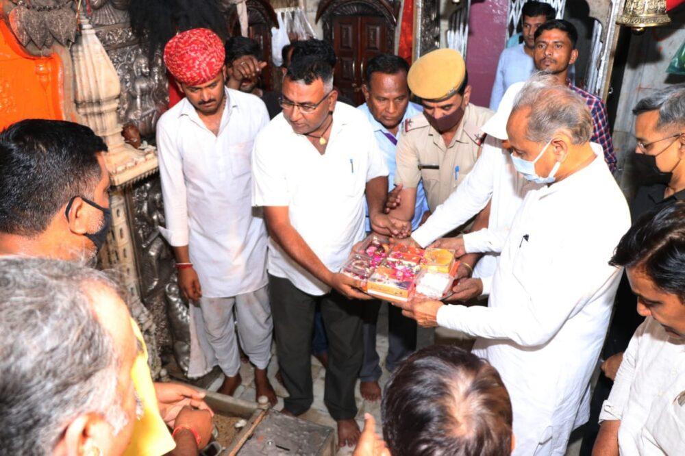 Chief Minister Gehlot visited and offered prayers at Karni Mata Temple
