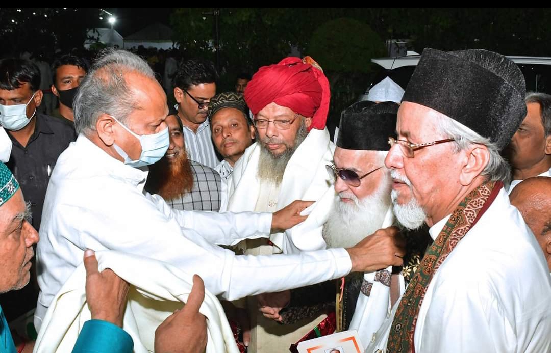 Rojadars gathered at the Chief Minister's residence, praying for peace in the country